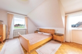 Elternschlafzimmer - In Feldrandlage Oststeinbeks: „Einfamilienhaus auf großem Gartengrundstück mit Garage“