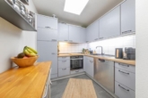 … zur angrenzenden Küche. - Zentral gelegen in Wentorf: „Vermietete 2‑Zimmer-Wohnung mit Südterrasse und Gartenanteil“