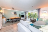 Großzügiges Wohnzimmer … - Zentral gelegen in Wentorf: „Vermietete 2‑Zimmer-Wohnung mit Südterrasse und Gartenanteil“