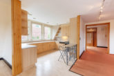 Ein Haus mit vielen Nutzungsmöglichkeiten: "Symp., teilvermietete DHH mit drei WE" - Offene Küche