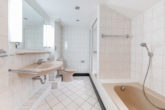 Ein Haus mit vielen Nutzungsmöglichkeiten: "Symp., teilvermietete DHH mit drei WE" - Bad en Suite