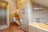 ...Bad en Suite. - Ein Zuhause mit Persönlichkeit: „Doppelhaushälfte auf herrlichem Grundstück“