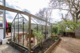 Willkommen in Ihrem neuen Zuhause: "Charmantes ERH mit liebevoll angelegtem Garten" - Praktisches Gewächshaus