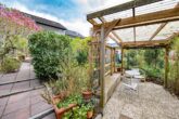 Willkommen in Ihrem neuen Zuhause: "Charmantes ERH mit liebevoll angelegtem Garten" - Überdachte, kleine Terrasse