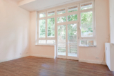 Wohnzimmer mit Terrasse - Im Bergedorfer Villenviertel: „Seniorengerechte 2‑Zimmer-Erdgeschosswohnung mit Terrasse“