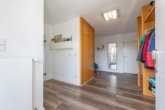Geräumiger Eingangsbereich - Platz, Komfort & Stil: „Sanierter Bungalow in Reinbek“