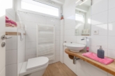 Gäste WC - Platz, Komfort & Stil: „Sanierter Bungalow in Reinbek“