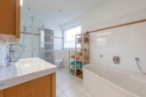 Vollbad mit Dusche - Platz, Komfort & Stil: „Sanierter Bungalow in Reinbek“