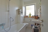 Vollbad mit Fenster - In zentraler Lage: „Gemütliche 3‑Zimmer-Wohnung mit Loggia“