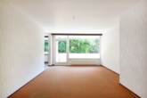 Geräumiges Wohnzimmer - Die Sonne im Blick: Ideal geschnittene 4‑Zimmer-Eigentumswohnung in naturnaher Feldrandlage