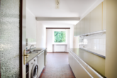 Offene Küche mit Essbereich - Die Sonne im Blick: Ideal geschnittene 4‑Zimmer-Eigentumswohnung in naturnaher Feldrandlage