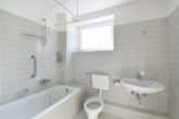 Vollbad mit Fenster - Die Sonne im Blick: Ideal geschnittene 4‑Zimmer-Eigentumswohnung in naturnaher Feldrandlage
