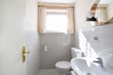 Freundliches Gäste-WC - Die Sonne im Blick: Ideal geschnittene 4‑Zimmer-Eigentumswohnung in naturnaher Feldrandlage