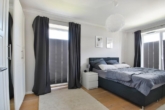 Gemütliches Schlafzimmer - Top Modern: „Stilvolle 2‑Zimmer-Neubauwohnung in Reinbek-Neuschönningstedt“