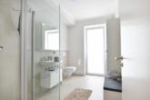 Helles Duschbad - Top Modern: „Stilvolle 2‑Zimmer-Neubauwohnung in Reinbek-Neuschönningstedt“