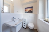 Praktisches Gäste-WC - Modernes Wohnen: „Energieeffizientes Stadtreihenhaus in familienfreundlicher Lage“