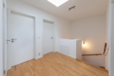 Flur mit Oberlicht - Modernes Wohnen: „Energieeffizientes Stadtreihenhaus in familienfreundlicher Lage“