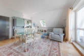 Blick in den offenen Wohnbereich - Exklusives Wohnerlebnis: „In begehrter Reinbeker Lage – Maisonettewohnung mit Weitblick und Komfort“