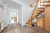 Entrée - Exklusives Wohnerlebnis: „In begehrter Reinbeker Lage – Maisonettewohnung mit Weitblick und Komfort“