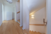 Flur im Obergeschoss - Wohnen in familienfreundlicher Umgebung: „Modernes Reihenmittelhaus im schönen Börnsen“