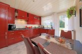 In begehrter Lage: "Sympathischer Bungalow mit vielfältigen Ausbaumöglichkeiten" - Wohnküche mit Terrassenzugang