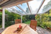 In zentraler und ruhiger Lage: "Charmante Doppelhaushälfte mit liebevoll angelegtem Garten" - Sonnige, überdachte Terrasse