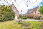 Gepflegter Vorgarten - Das Haus für höhere Ansprüche: „Großzügiges Einfamilienhaus im Herzen von Geesthacht“