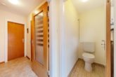 Wohnen in ruhiger Nachbarschaft: "Sanierungsbedürftiges EFH mit vielen Nutzungsmöglichkeiten" - Gäste-WC mit Fenster