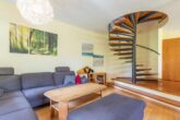 Platz für die ganze Familie: "Gepflegte Doppelhaushälfte mit Gartenparadies in ruhiger Wohnlage" - Stilvolle Wendeltreppe