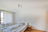Geräumiges Schlafzimmer - Im Herzen von Lüneburg: „Moderne 2‑Zimmer-Wohnung mit Balkon“