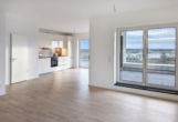 Wohn- und Essbereich - Mit unverbautem Blick auf die Elbe: „Hochwertige 2‑Zimmer-Penthouse-Wohnung in Geesthacht“