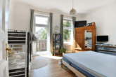 Schlafzimmer mit Balkon - Traumhafte Lage in Hamburg-Bergedorf: „Charmante 3‑Zimmer-Altbauwohnung mit Balkon“
