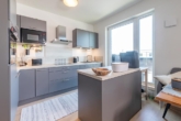 Hochwertig ausgestattete Küche - Wohnen direkt am Wasser: „Stilvolle 3‑Zimmer-Penthousewohnung mit Elbblick“