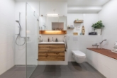 Vollbad mit Dusche - Wohnen direkt am Wasser: „Stilvolle 3‑Zimmer-Penthousewohnung mit Elbblick“