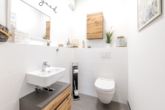 Gäste-WC - Wohnen direkt am Wasser: „Stilvolle 3‑Zimmer-Penthousewohnung mit Elbblick“