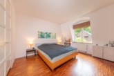 Elternschlafzimmer mit ... - Klassische Schönheit trifft Traumlage: „Charmantes Liebhaberobjekt mit Charakter in Aumühle“