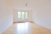 Wohnzimmer mit Balkon - Zentrumsnahes Wohnen: „Gemütliche 3‑Zimmer-Wohnung in Lüneburg“