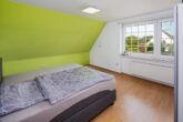 Ländliches Wohnen: "Symp. Einfamilienhaus mit vermieteter ELW und großem Garten" - Schlafzimmer