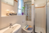 Gäste-WC mit Dusche - Jung und gut gebaut: „Charmantes Einfamilienhaus in Schwarzenbek“