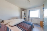 Gut geschnittenes Schlafzimmer - Hoch hinaus: „Vermietete 2‑Zimmer-Wohnung im Herzen von Reinbek“