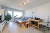 Lichtdurchflutetes Wohnzimmer - Hoch hinaus: „Vermietete 2‑Zimmer-Wohnung im Herzen von Reinbek“