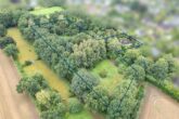 Naturliebhaber aufgepasst: "Einfamilienhaus umgeben von Wiesen und Wäldern" - Grundstücksbild