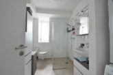Duschbad mit Fenster - In modernem Neubau: „Hochwertige 2‑Zimmer-Maisonettewohnung mit Dachterrasse“