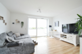 Lichterfüllte Wohnzimmer - In modernem Neubau: „Hochwertige 2‑Zimmer-Maisonettewohnung mit Dachterrasse“