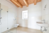 Modernes Duschbad - Naturnah mit Loftcharakter: „Geräumige 2‑Zimmer-Wohnung in unmittelbarer Seenähe“