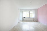Lichtdurchflutetes Wohnzimmer - In ruhiger Lage: „Charmante 3‑Zimmer-Wohnung in Reinbek“