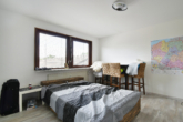 Helles Schlafzimmer mit ... - Wohnen und Gewerbe unter einem Dach: „Geräumige 4‑Zimmer-Wohnung mit sonniger Dachterrasse“