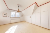 Großzügiges Schlafzimmer - In bevorzugter Lage : „Charmantes Einfamilienhaus mit Einliegerwohnung in Aumühle“