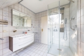 Badezimmer - In bevorzugter Lage : „Charmantes Einfamilienhaus mit Einliegerwohnung in Aumühle“