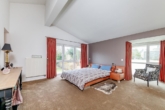 Großzügiges Schlafzimmer - Exklusives Architektenhaus: „Willkommen in Ihrem neuen Zuhause in Hamburg-Marienthal!“